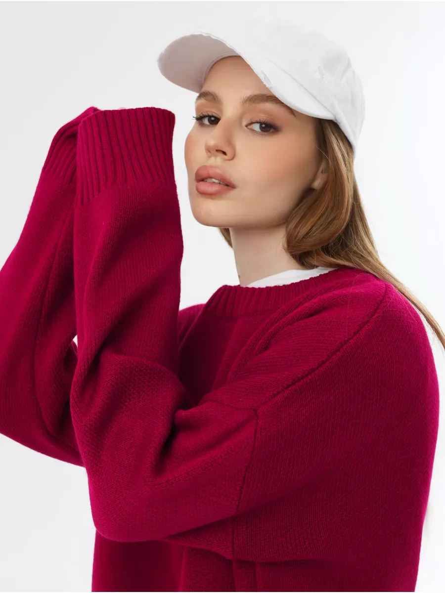 Vela Pullover by Lauven in burgundy worn by a model, showcasing its oversized fit and chic style.
