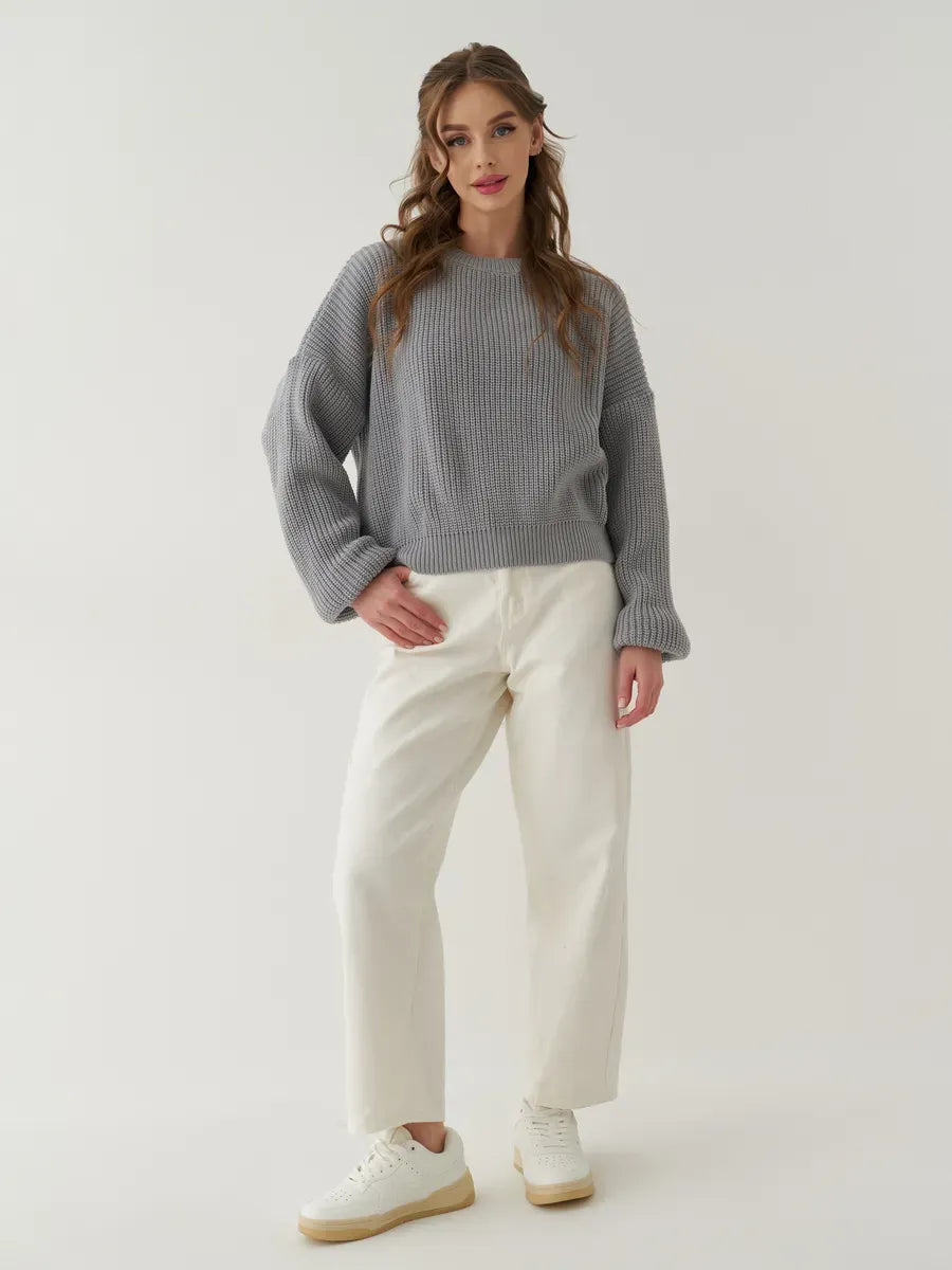 Luna Sweater by Lauven – Oversized light grey knit sweater paired with relaxed white pants for a chic fall look.