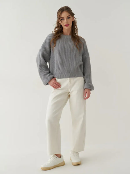 Luna Sweater by Lauven – Oversized light grey knit sweater paired with relaxed white pants for a chic fall look.