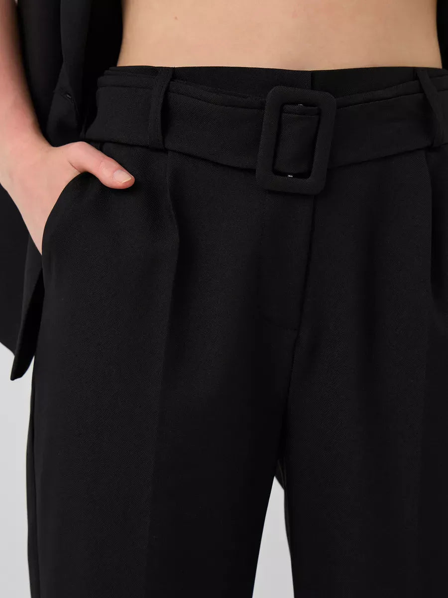 Noir Suit Set - Detail of high-waist black pants with belt by Lauven, showcasing modern fashion sophistication.