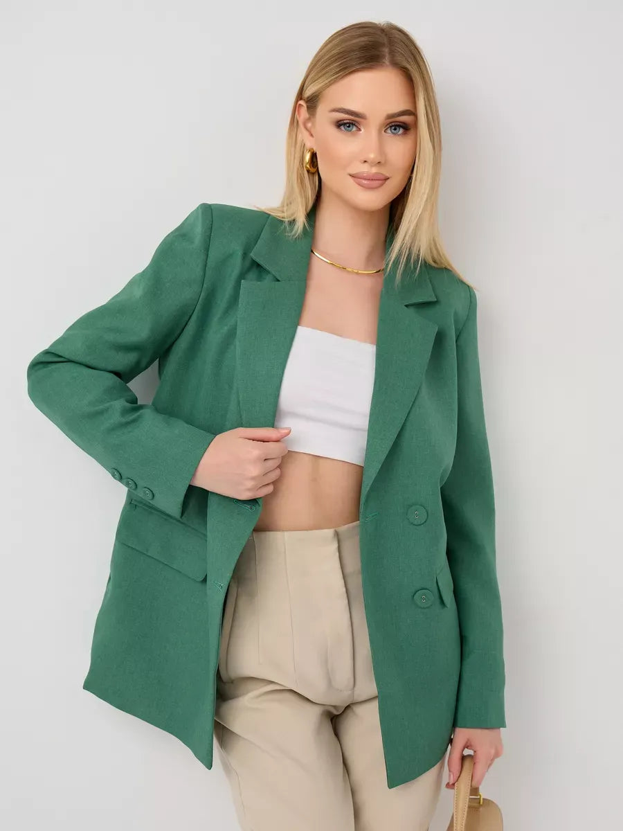 Stylish woman wearing a Verde Blazer by Lauven, showcasing an oversized green tailored jacket in a chic outfit.