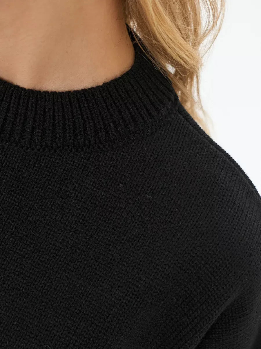Close-up of the Lauven Onyx Sweater, a cropped oversized knit in black showcasing its textured fabric.