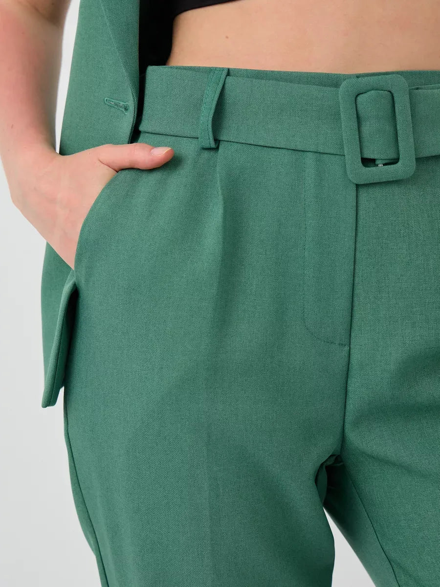 Detail of the Verde Suit Set featuring tailored green high-waist pants by Lauven.